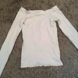  - En tröja i storlek Small. Använd vid två tillfällen. Säljes eftersom den inte kommer till användning. • Köparen står för frakt! 