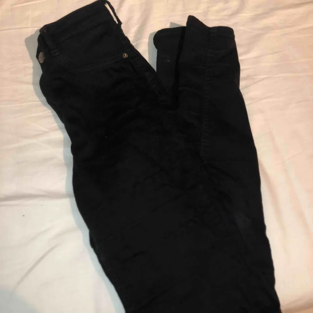 Svarta Molly jeans från ginatricot med ett hål på knät, storleks lappen är borta men passar mig som är xs/s. Stretchiga, skriv vid frågor ❤️. Jeans & Byxor.