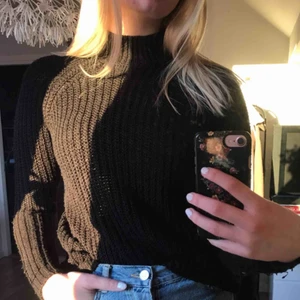  - Superfin svart stickad halvpolo-tröja från Only/Vero Moda med dragkedja i nacken. Kommer tyvärr inte till användning längre.