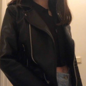  - Skinnjacka från Mango, väl använd men är fortfarande i jättefint skick! Säljer pga att den blivit för liten för mig 