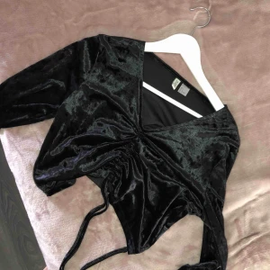 - Helt ny topp ifrån H&M, storlek L men sitter som en S/M