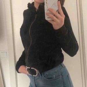 Hollister kofta - Fin sammetskofta från hollister! Använd fåtal gånger💕 