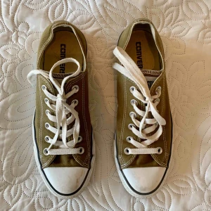  - Knat använda gröna Converse i storlek 39.  Färgen synns bäst på tredje bilden. Fri frakt!!