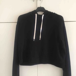  - Snygg svart crooped hoodie, knappt använd. 