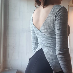 Tröja bik bok - Långärmad gråmelerad, ribbad tröja från Bikbok  med så fin rygg! Använd en del men inte märkbart. Säljer då jag tyvärr sällan använder den. Köparen står för frakten och jag samfraktar gärna🥰