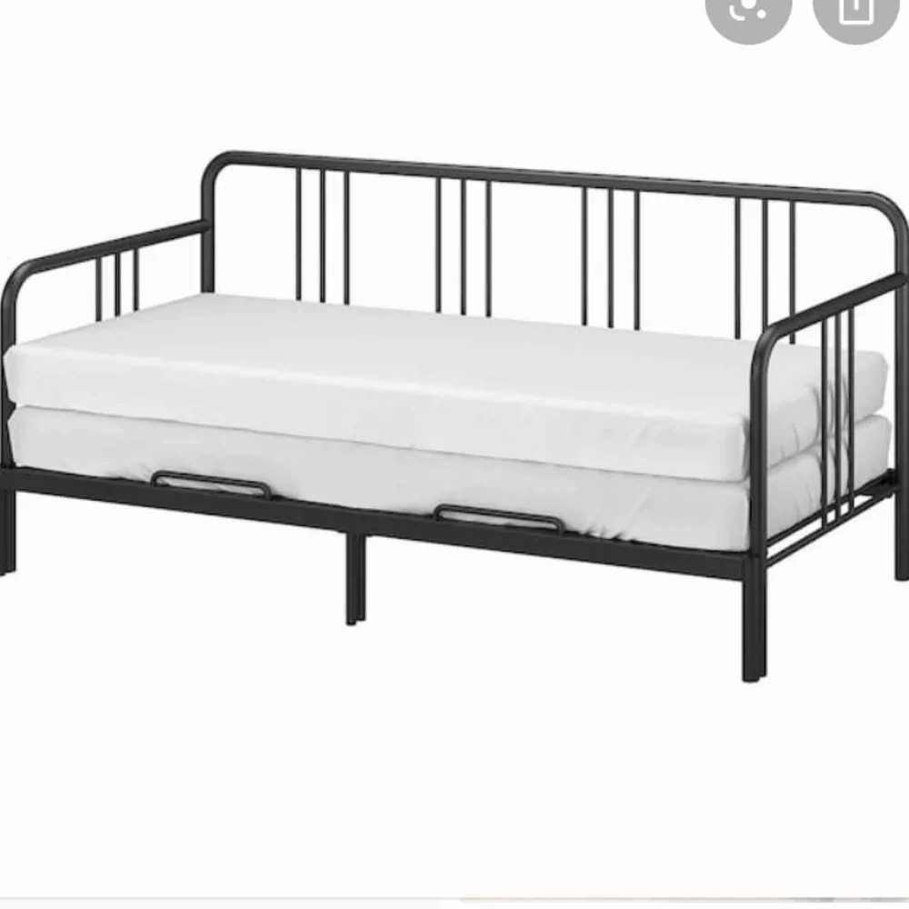 Jag säljer en säng, den är svart av metall, kan öppnas till en dubbelsäng och minskas till en vanlig. Sängen är i bra skick och säljs på grund av att jag flyttar. Jag köpte den för 1700kr och säljer den för 950kr. Vid intresse skriv gärna!:). Övrigt.