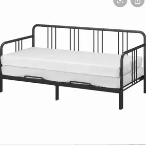 Jag säljer en säng, den är svart av metall, kan öppnas till en dubbelsäng och minskas till en vanlig. Sängen är i bra skick och säljs på grund av att jag flyttar. Jag köpte den för 1700kr och säljer den för 950kr. Vid intresse skriv gärna!:)