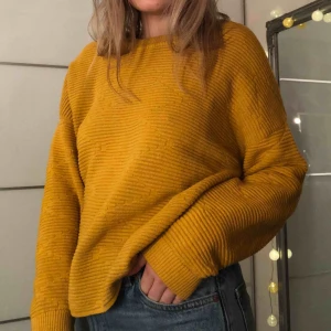  - Mysig höstig tröja från H&M i senaps orange färg🧡💛Snygg till både blåa och svarta byxor. Nypris: 300kr. Endast använd någon enstaka gång- i nyskick. +50kr i frakt💞