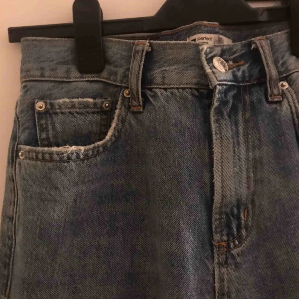 Så snygga boyfriend jeans i äkta denim med coola hål på knäna😎 De har bra och passform och perfekt längd👖. Jeans & Byxor.
