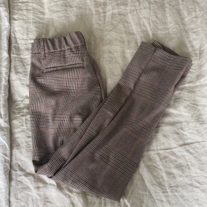 Sköna kostymbyxor - Jätte sköna kostymbyxor från zara, passformen är ganska rak. Säljs då de inte kommer till användning 