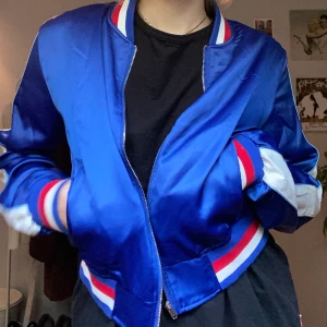 Jacka  - Fin jacka från Fashion Nova. Kommer inte till användning, använd endast en gång!