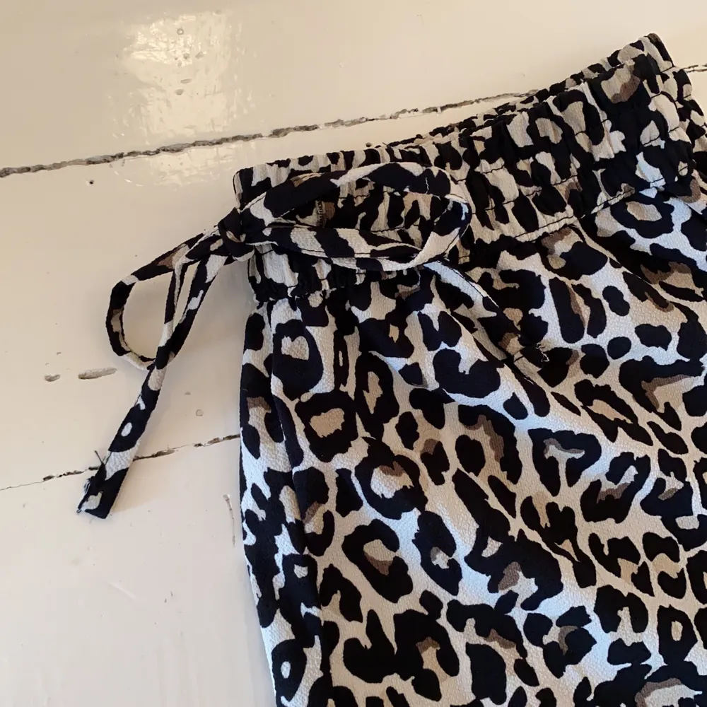 Sköna leopard shorts med resor och knyt i midjan. Från märket vero moda. Strl S. Shorts.