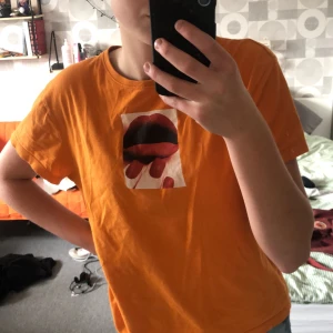 T-shirt med tryck! - Trycket har lite sprickor men annars super snygg!!