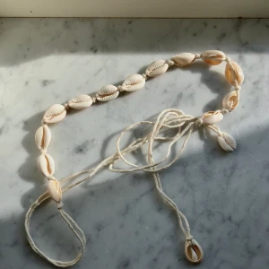 Snäckhalsband - Superfint snäckhalsband man bestämmer storlek själv. Såpass stor att jag även använt de som hårband. Kan mötas upp i stockholm eller frakta. Obs: köparen står för frakten och ansvarar inte för postens slarv