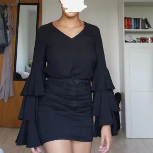 Blus - En svart blus med fina volangärmar, sparsamt använd och från Therese Lindgrens kollektion. Står xs men passar mig som är s/m🥰