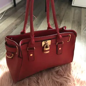 Jätte fin röd väska men guld features! Använd 4-5 gånger men är i fint skick skulle jag säga. Väskan är köpt i london och är från ett engelskt märkte som står på sista bilden!:) 