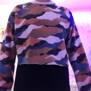 monki hoddie - säljer denna superfina hoddien från monki. hoddien är ganska kort. använd ett par gånger men kommer inte till användning. köparen står för frakten eller möts upp i hudiksvall💖