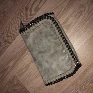 Grå clutch - Grå clutch med lite skimmer i, fint skick! Saknar tyvärr band därför har jag använt den som en clutch i handen! 