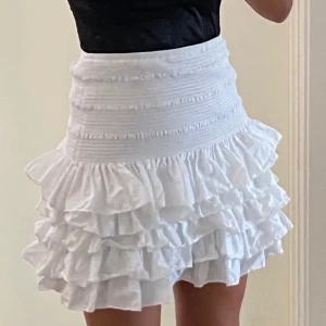 Volang kjol  - Säljer min volang kjol eftersom den är för stor för mig, har aldrig andvänt den förutom att jag har testat den💕