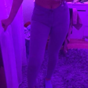 Gråa jeans - Väldigt balla gråa jeans som passar bra nu i höst! Använt 2-3ggr