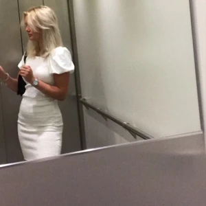 Fin vit klänning - Denna klänning är väldigt fin men har ingen användning till den här klänningen, har använt 1 gång och är så gott som ny