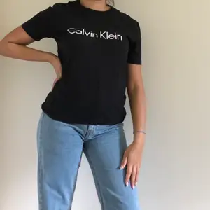 Säljer en basic Calvin Klein t-shirt som passar till allt. Knappt andvänd pågrund av att de ej riktigt är min stil. Skicka privat för mer info. Nypris: 400