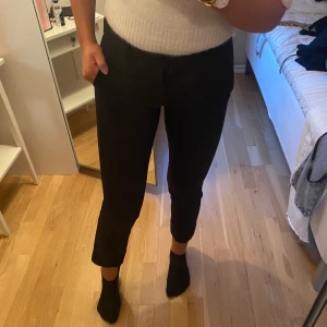 Kostymbyxor - Säljer dessa kostymbyxor i storlek 34 då dom ej kommit till användning. Fint skick