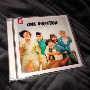 CD skiva av One Direction! Inte så många som använder CD-spelare längre men det är ju lite charmigt! Ledande bud är 80kr + 22kr frakt💓💓 budgivningen avslutas lördag kl 16