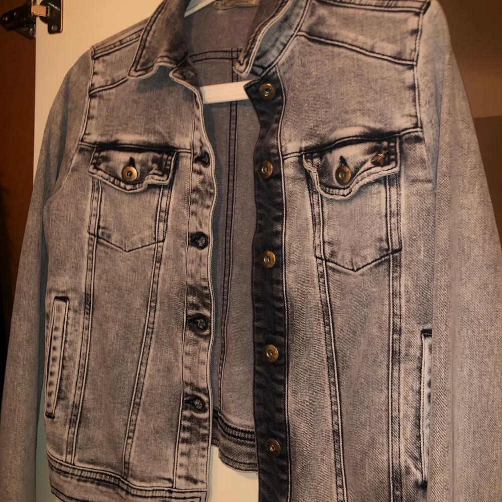 Här har vi en helt ny jeans jacka som är köpt från Nk för några år sen för ca 1000kr. Varför jag säljer denna är för jag inte har använt den samt att den kan komma till användning hos någon annan. Den är snygg och sitter bra på kroppen. . Tröjor & Koftor.