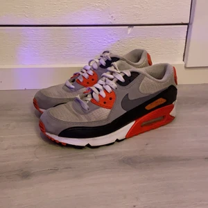 Nike air max 90 storlek 37,5 - Hej! Säljer mina air max 90 då dem har blivit alldeles för små.