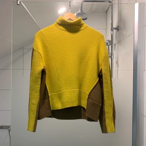 H&M Studio  - Säljer min jättefina polotröja, använd vid ett tillfälle då jag insåg att färgen inte passade mig. Hoppas den hittar rätt hem! :) gratis frakt :)