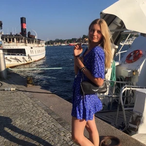 Prickig omlottklänning - Säljer min all time favorit klänning då den ej kommer till användning längre! Så fin till sommaren eller med en stickad tröja över nu i höst 🍂  från Nelly i Stl XS men passar även en S🦋🦋