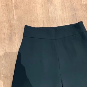 Byxor från ZARA - Culotte-byxor från ZARA i storlek XS. Gröna. Knappt använda.✨ köparen står för eventuell frakt.☺️