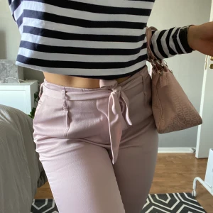 Rosa kostymbyxor - Rosa supermjuka kostymbyxor med snörning i midjan. Aldrig använda, enbart testade. 100kr + frakt😊