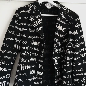 Fet FUEGO kavaj - Jättefin kavaj från franska märket FUEGO. Storlek L men passar ungefär S (allt mellan xs-m). Bomull. Nypris ca 200€/2000kr