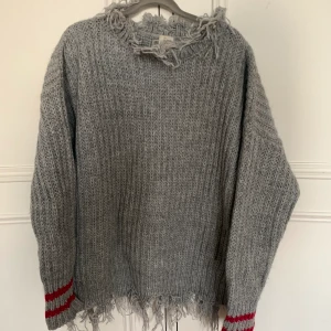 Stickad oversize tjocktröja - Cool oversizs tjocktröja från Pinko med slitningar som detaljer i hals och nedertill. Aldrig använd. Bra skick. 