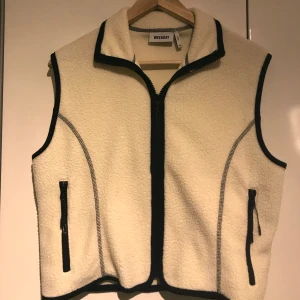 Väst i Teddy-material  - Använd 3 gånger. Ganska tunn i teddy-material, superfin över en hoddie! Kan hämtas upp i Lund, om du vill ha den hemskickad tillkommer frakt.
