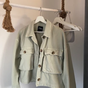 ZARA JACKA - Säljer denna fina jacka från zara då den inte kommer till användning. Lite kortare i modellen och skitsnygg med en hoodie under. Köparen står för frakten🤍🤍🤍