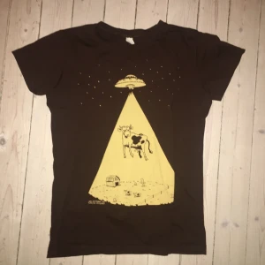 Ko-tröja - Gulligaste 🐮 tröjan från USA med både ett gulligt och roligt motiv! Sitter relativt tajt på mig som är S. Frakt ingår ej. 🌟