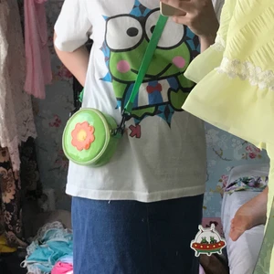 Söt väska med blommotiv  - Söt grön väska med blomma på✨ köpt secondhand🌼 i väldigt fint skick! Frakten går på 42kr annars möts jag upp i slussen ✨