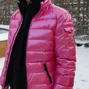 Moncler jacka - Väldig cool och skön moncler jacka i strl 2. Väldigt bra skick, helt felfri. 