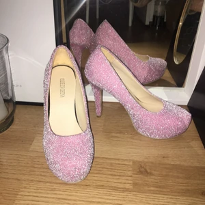Festskor stl 37  - Aldrig använd ute, jag har testat dom några gånger, jätte fina klackskor som har en väldigt skön passform och har en klack på 11cm