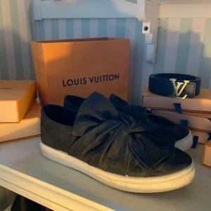 Slip on skor - Ett par svarta (typ sammets) slip on’s. Inte kommit till andvönding direkt. Men dom är bekväma ⚡️