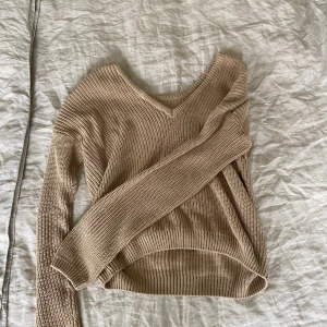 Fin vringad stickad tröja - Säljer den sköna stickade tröjan som man kan ha på två håll. Antingen är den vringad fram eller i ryggen. Säljs då den inte passar mig. Finns även en likadan som jag säljer i svart