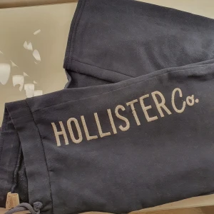 Hollister mjukisbyxor - Frakt 44kr