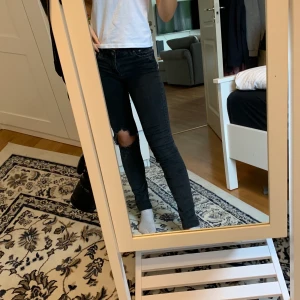 Håliga jeans - Gråa jeans från Hm. Skit snygga men har inte använts på sistone. Perfekt till hösten