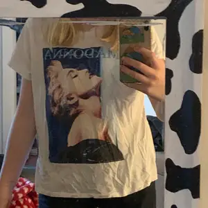 Snygg T-shirt med Madonna tryck. 50kr+frakt❣️