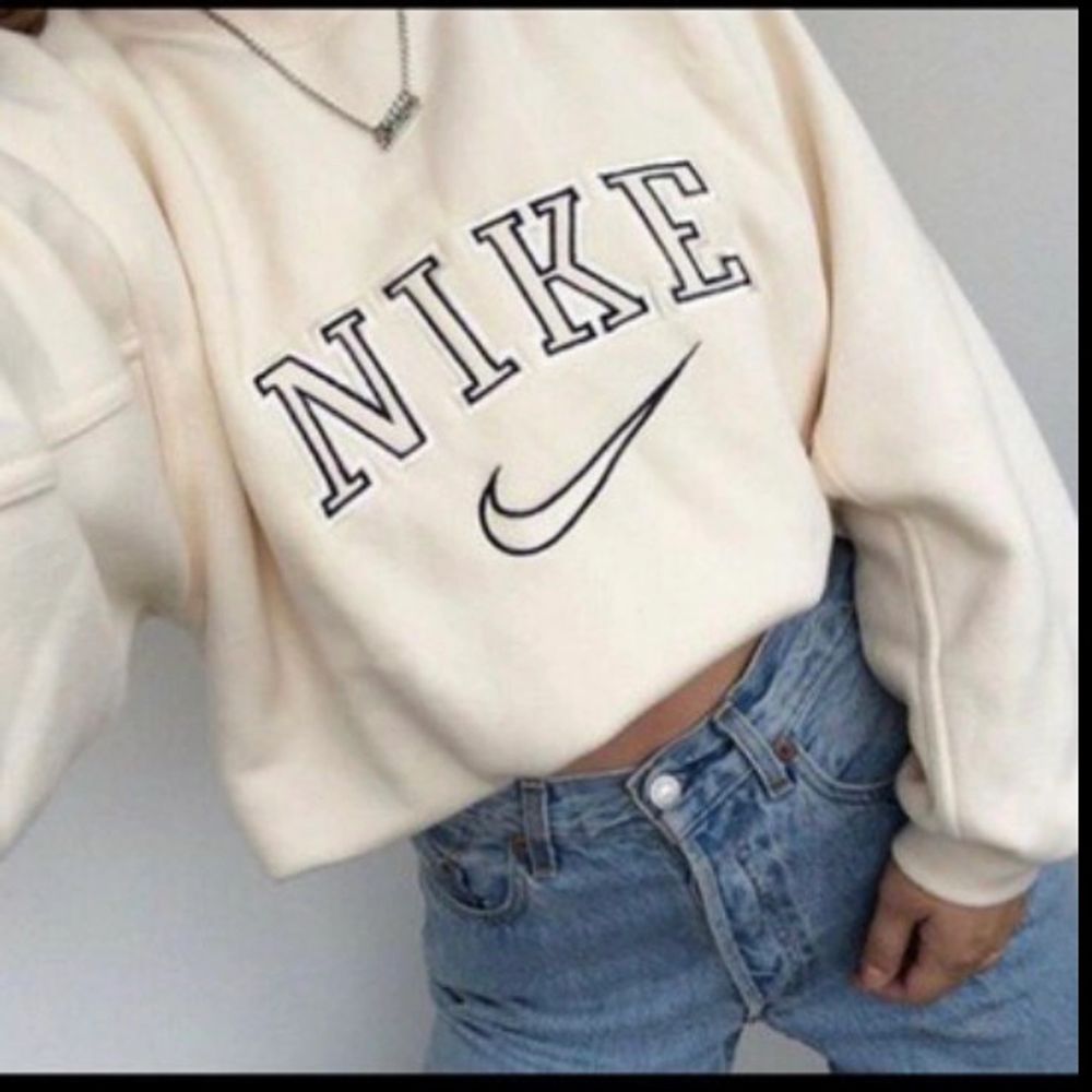 INTRESSEKOLL gör en intressekoll på min Nike sweatshirt i färgen cream och strl XXL egna bilder kan fås vid intresse och den är äkta. Säljer endast vid bra bud då jag fortfarande använder den🙈 BUDA I KOMMENTARERNA!💕💕 högsta bud just nu: 2300kr. Tröjor & Koftor.