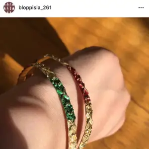 2x Guldiga armband med gröna och röda rämmar, aldrig använt 