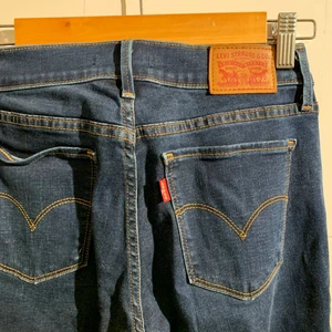 Blå jeans från Levi’s, 710 SUPER SKINNY, storlek 27. - Knappt använda så i mycket bra skick. Snygg och skön passform. 166 med inkluderad frakt.